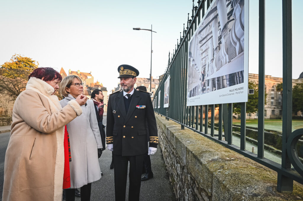 Véronique Louwagie, ministre déléguée chargée du Commerce, devant notre photographie lors de son déplacement à Vannes le 17 janvier 2025.